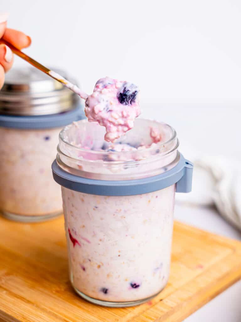 Breakfast jars with creamy berry cheesecake overnight oats.