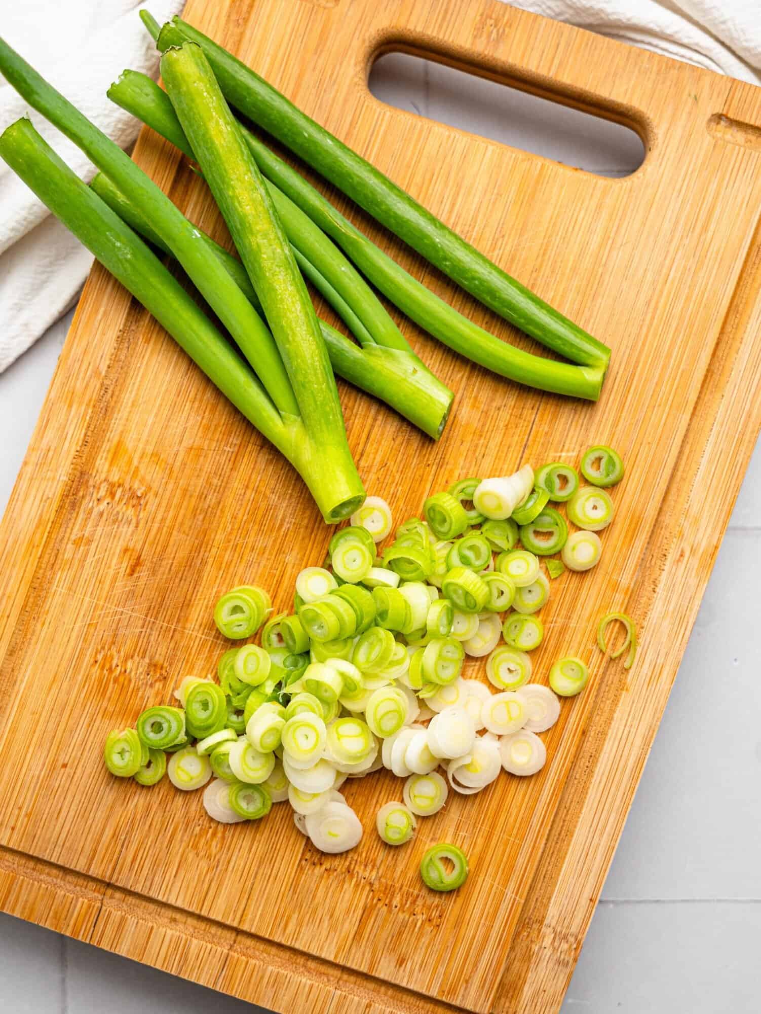 Sliced spring onion on a chopping board.