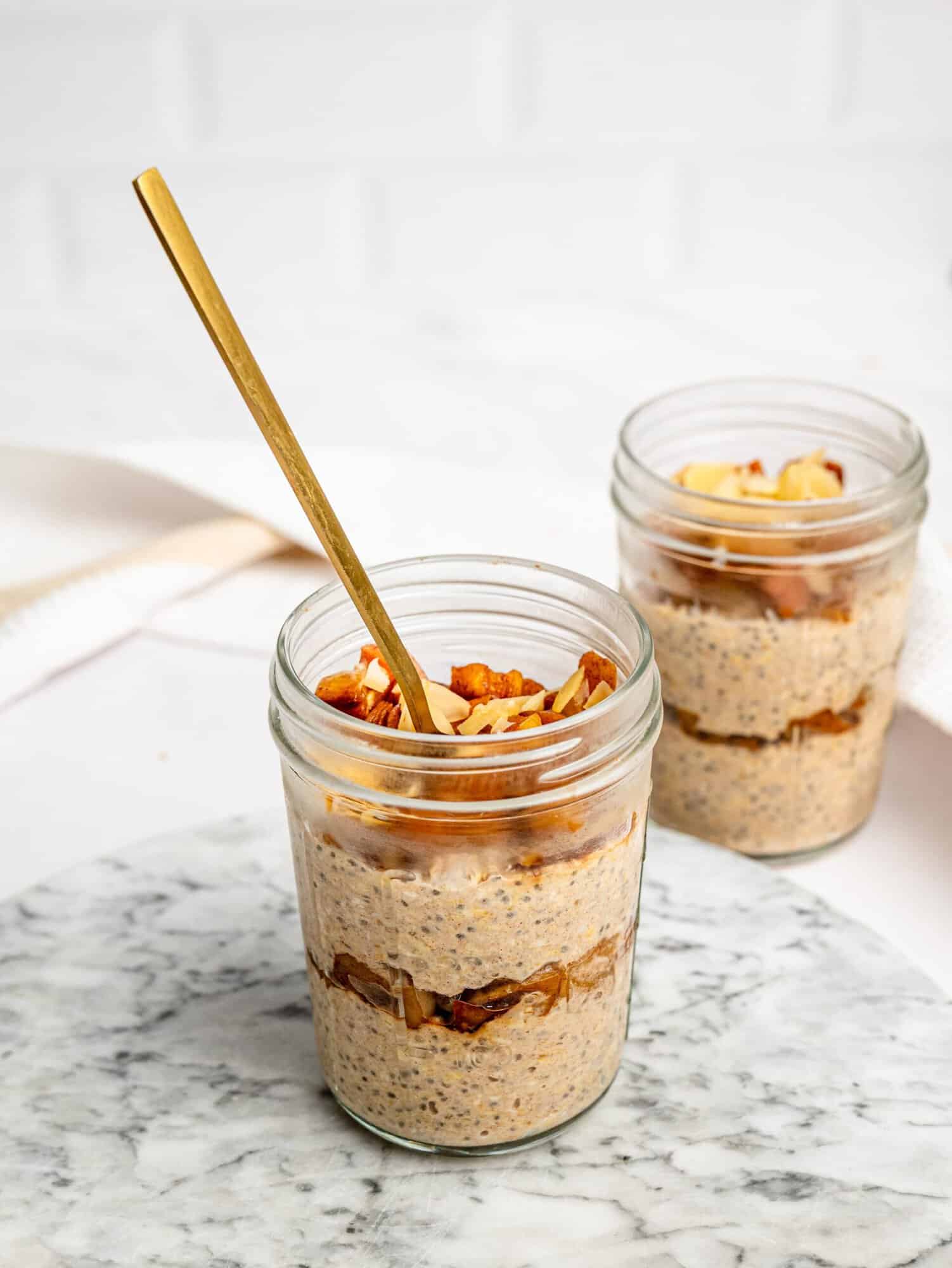Creamy Apple Pie Overnight Oats topped with caramelized apples in a mason jar.