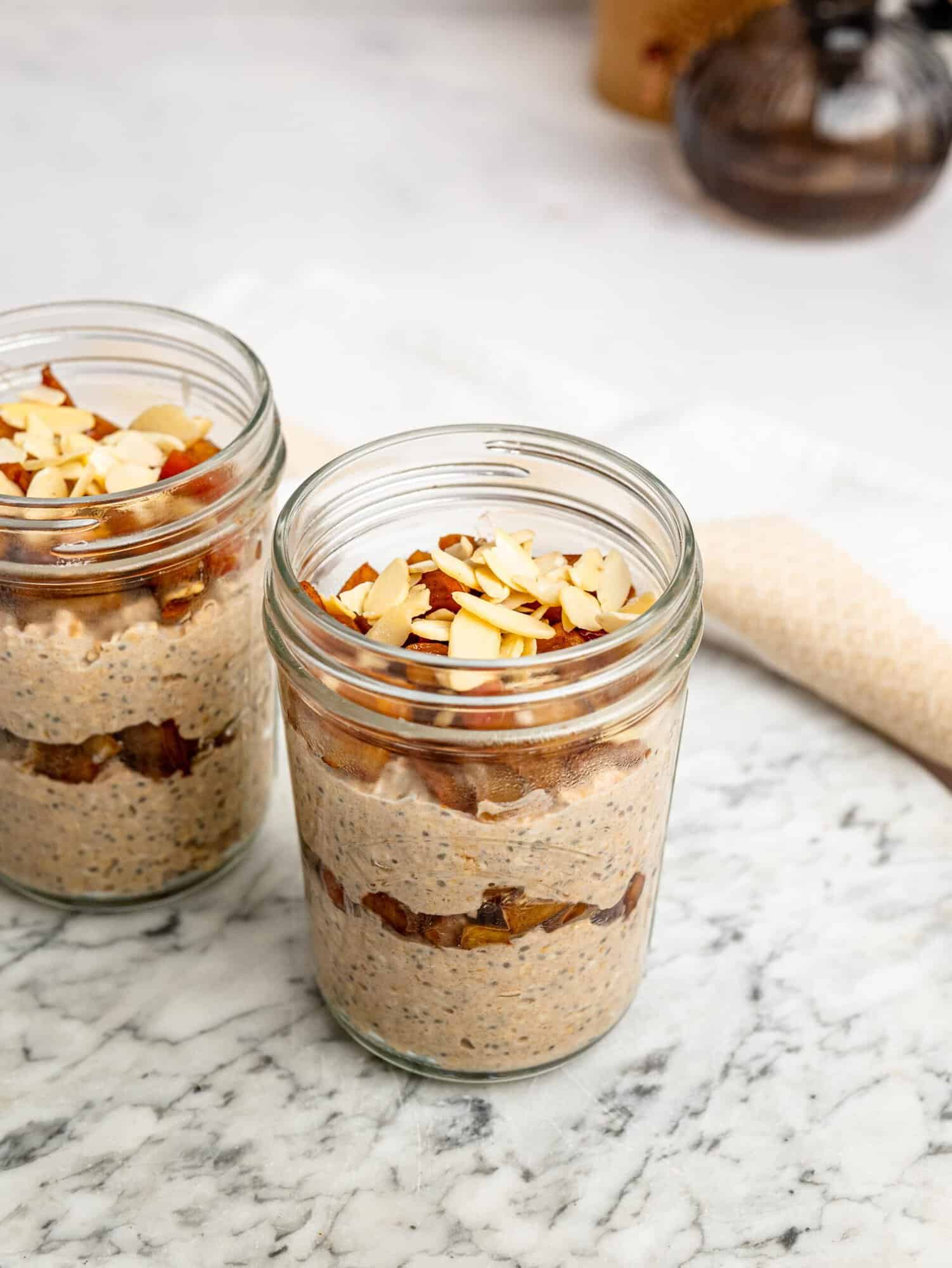 Meal prep Apple Pie Overnight Oats with cinnamon apples and creamy oats.